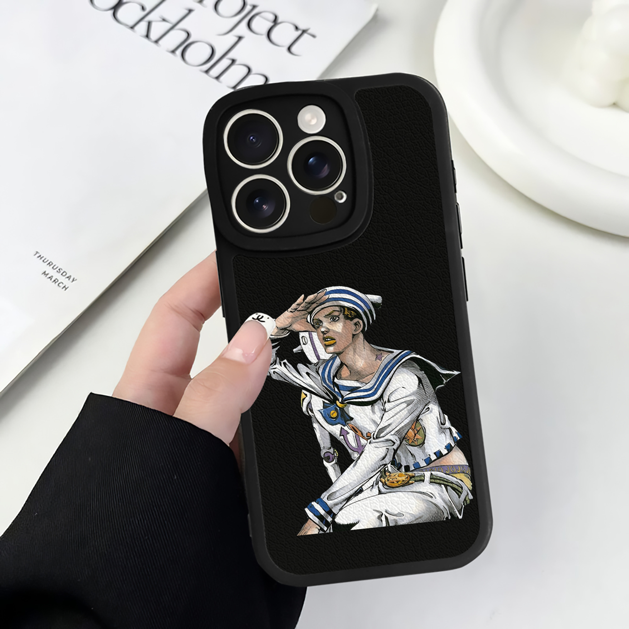 （画像用） ジョジョの奇妙な冒険 東方定助 JoJo's Bizarre Adventure Higashikata Josuke 【iPhone 16シリーズ対応】シリコンスマホケース（レザー調） 材質：シリコン